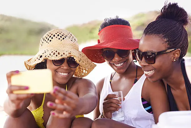 Shot of a group of girlfriends taking a selfie at the beachhttp://195.154.178.81/DATA/i_collage/pu/shoots/805337.jpg